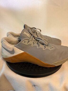 Nike Men’s Metcon 5 Training Shoe - Grey with Gum Sole Sz 13